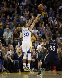  库里三分绝杀雷霆迎五连胜  