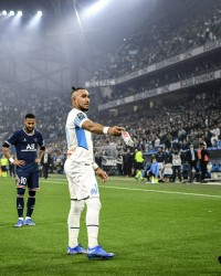  马赛德比战火药味十足，红黄牌频现仍分胜负  