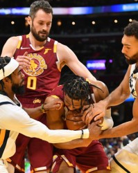  戈贝尔封盖王爵士击败掘金展钢铁防守阵