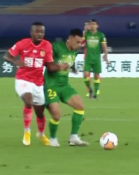  利物浦范迪克乌龙送礼，克洛普场边暴怒摔水瓶  