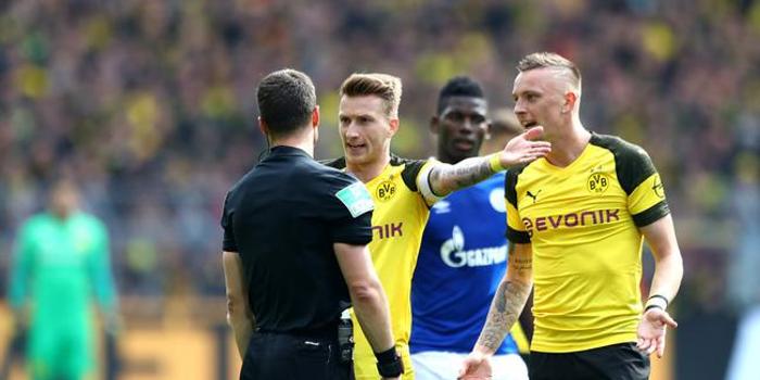  多特队长染红离场引发争议判罚  