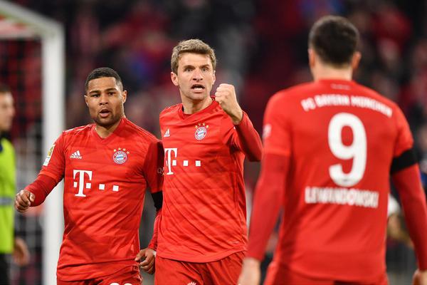  拜仁慕尼黑主场大胜，德甲领头羊稳固榜首位置  